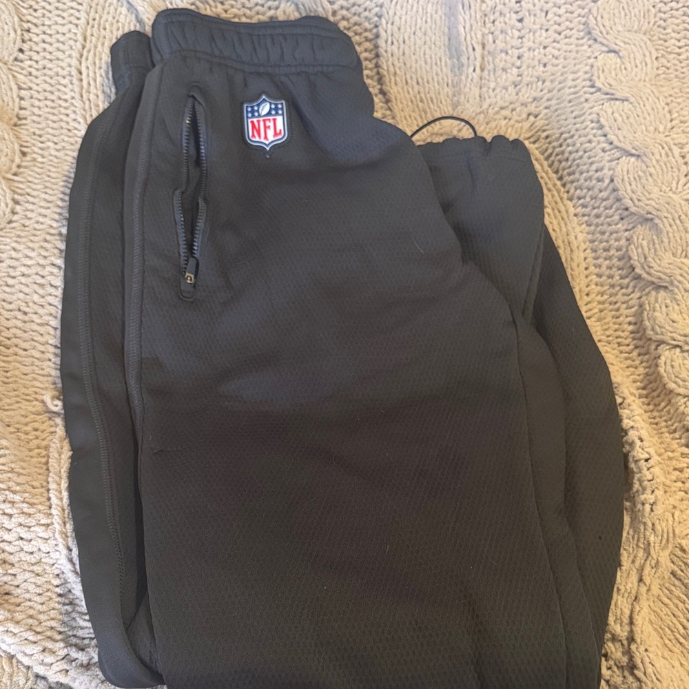 Awesome👏🏽!💛💚Go Pack Go Nike Black Lined Joggers with Green Bay Packers Logo - Picture 4 of 4